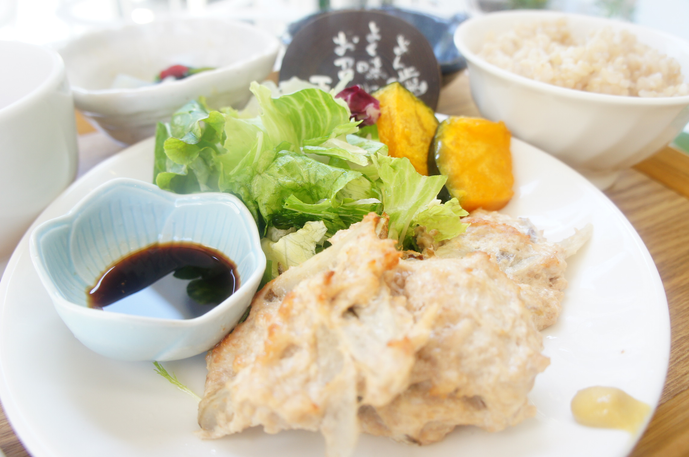 鶏ひき肉とごぼうの落とし焼き ヘルシー鶏肉とごぼうの食感が美味しい人気メニューです 辛子醤油でさっぱりと ベジメニューは お肉の代わりにお豆腐になります 50円でご用意いたします Natural Kitchen めだか2号店 大阪 梅田の玄米自然食レストラン カフェ